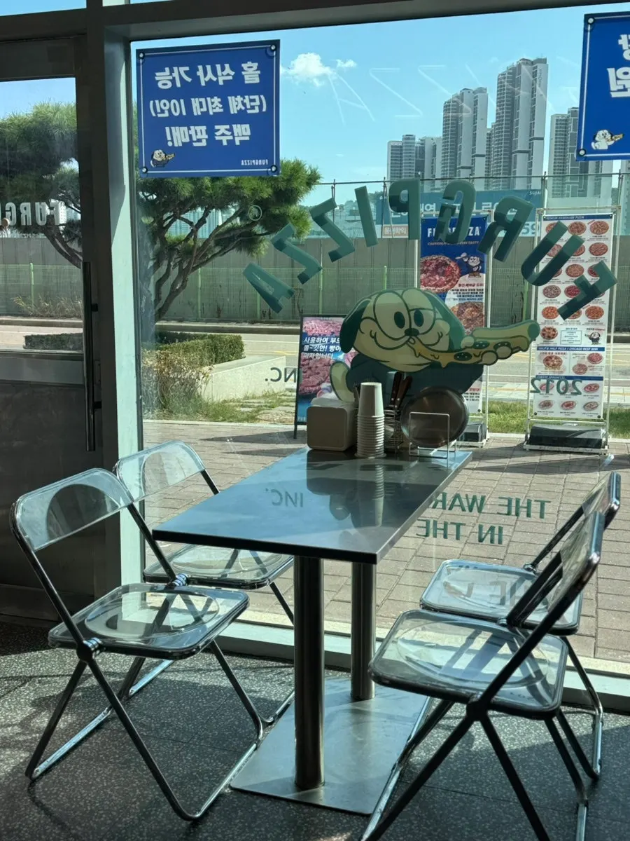 퍼그피자 인하대점 매장 내부 테이블