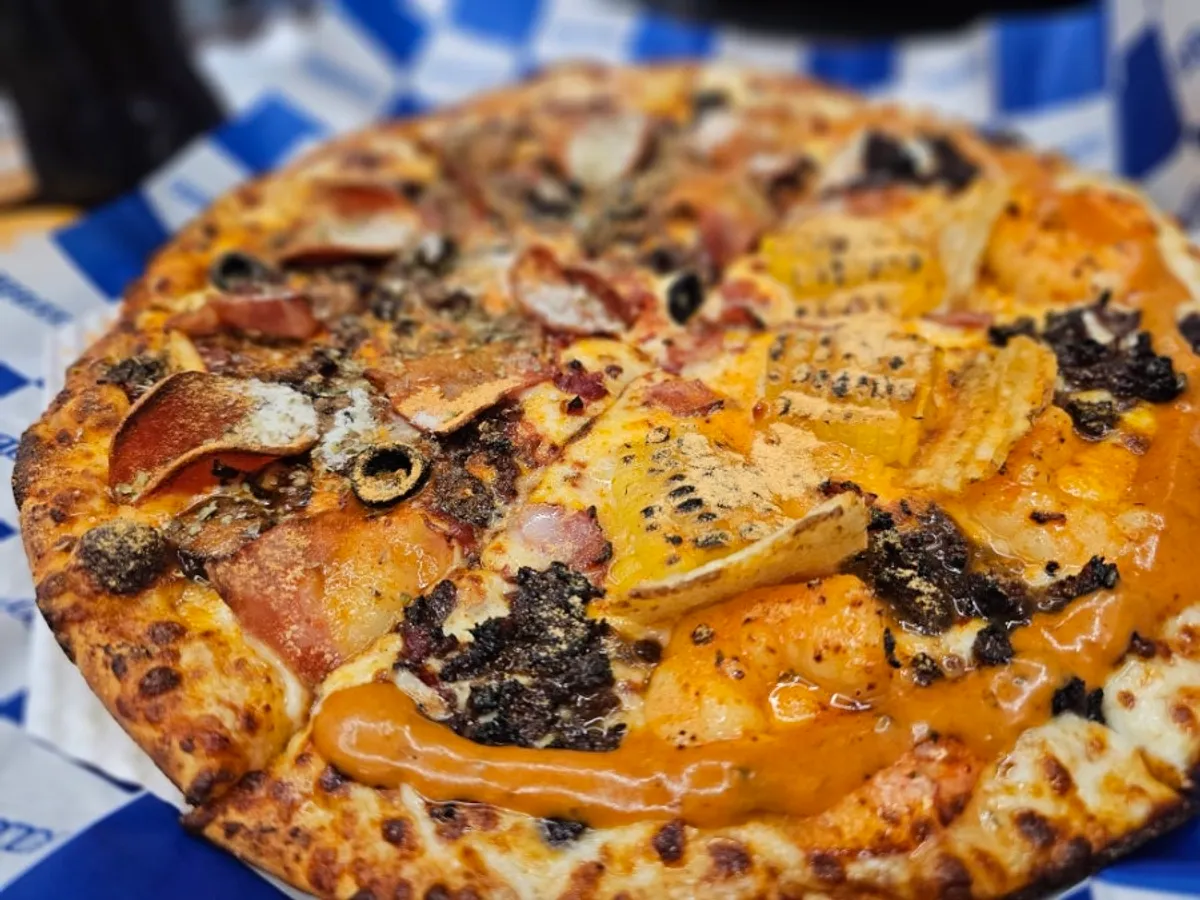 Mad Max American and Amazing Shrimp half-and-half pizza with Meat Ragu Cheese Spaghetti at Furg Pizza Inha University Station branch