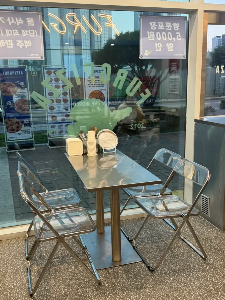 퍼그피자 인하대점 매장 내부