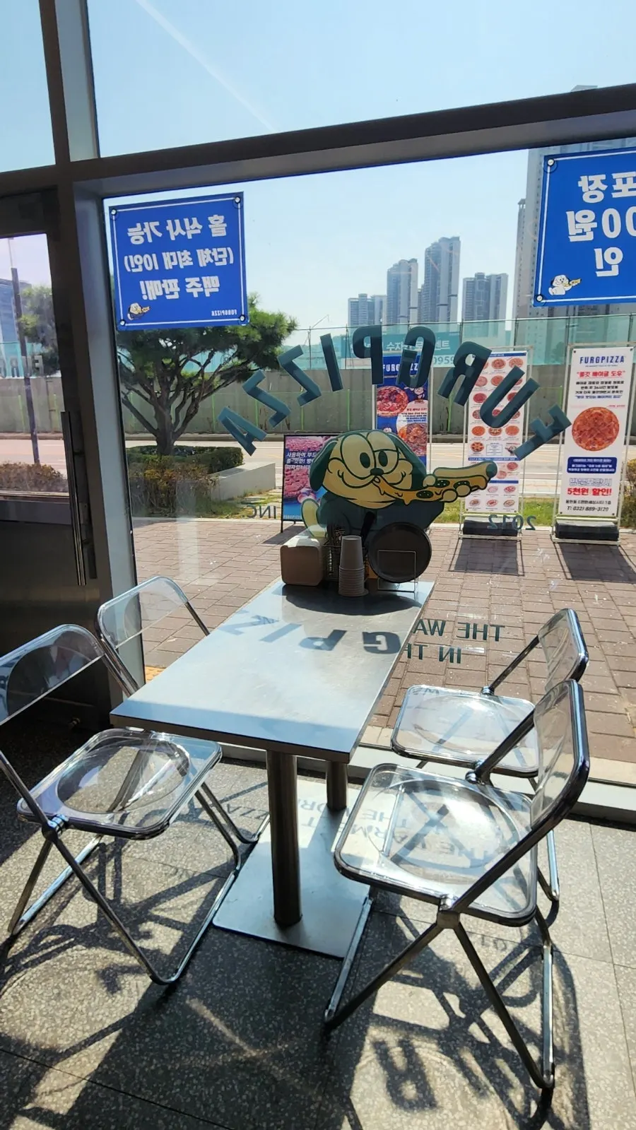 배달 주문이 오가는 퍼그피자 인하대점 실내
