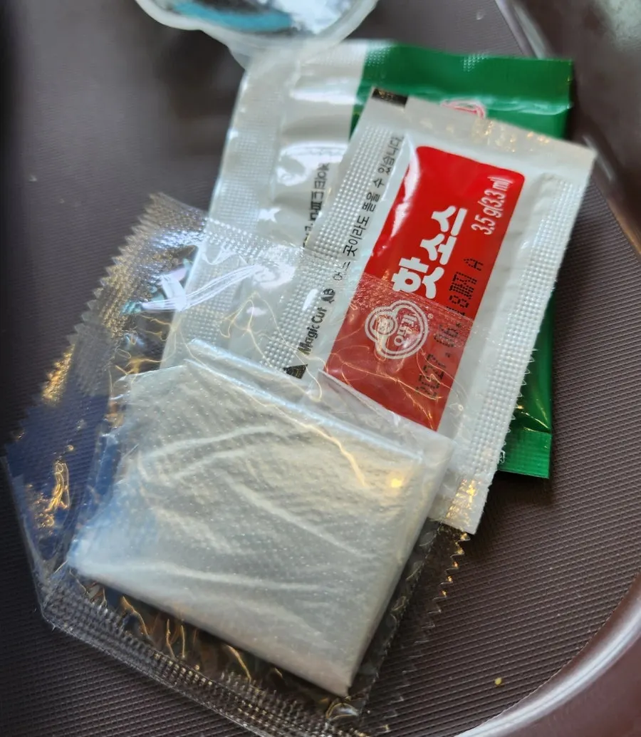 비닐장갑과 디핑 치즈소스, 핫소스, 피클