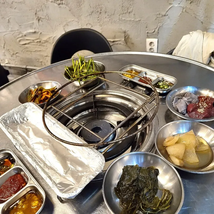 불판에서 익어가는 곱창과 염통