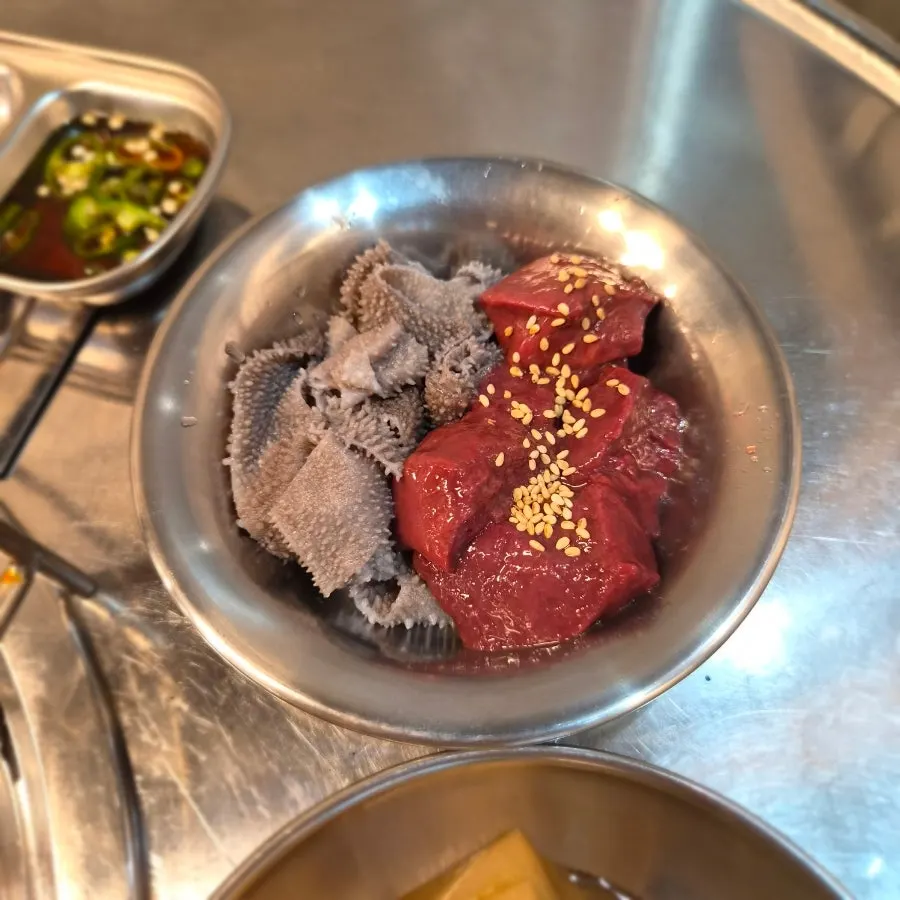 다양하게 차려진 푸짐곱창 밑반찬