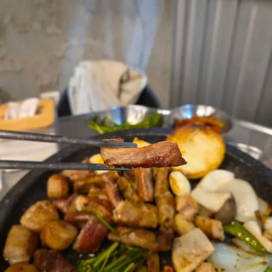 불판에 올려진 막창과 대창