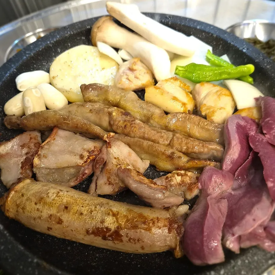 손질과 숙성을 거친 푸짐곱창의 곱창 구이