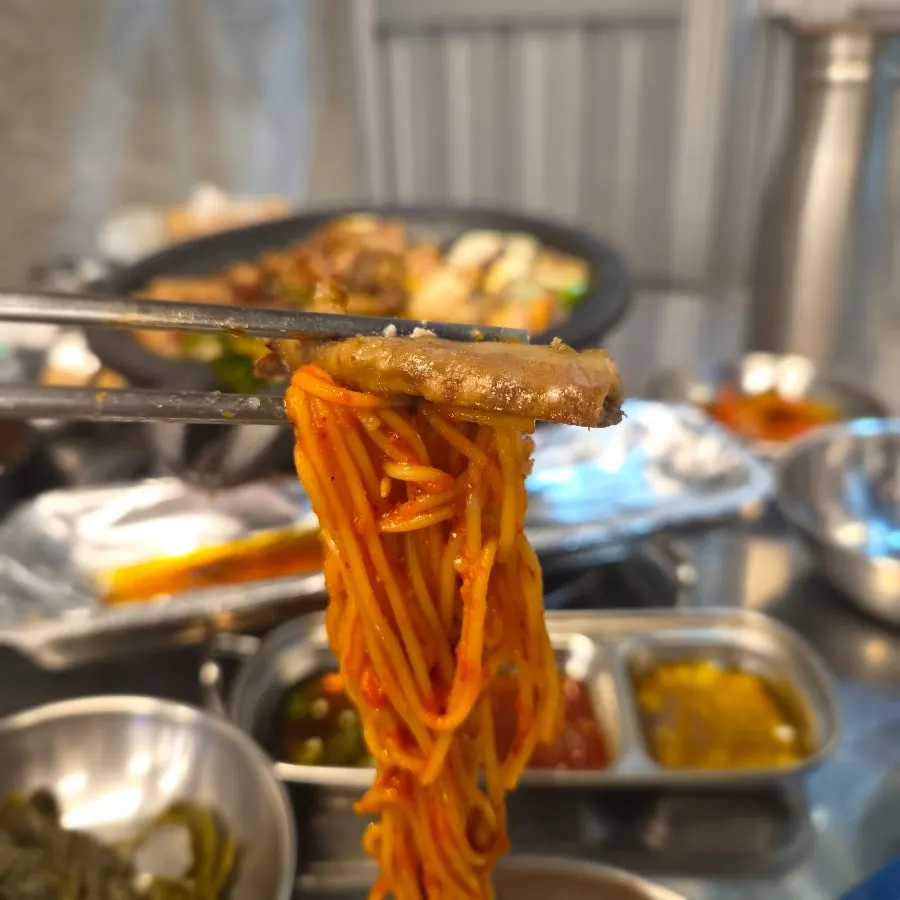 서비스로 나온 양 많은 김치국수