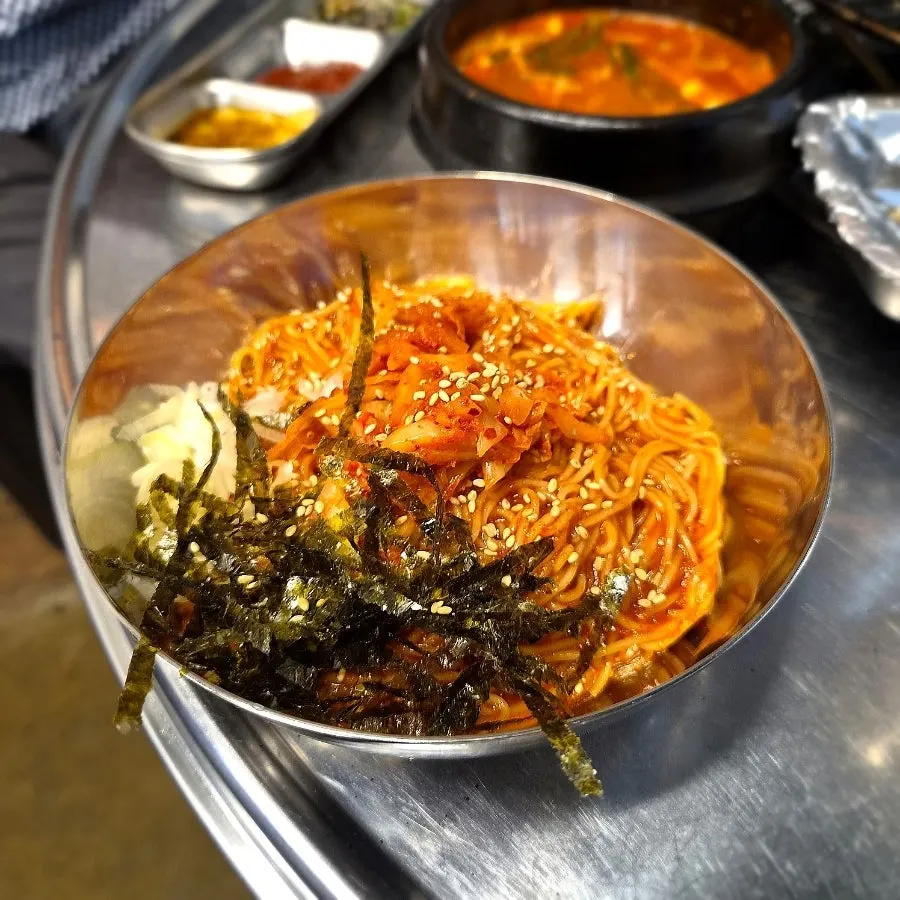 곱창과 함께 먹는 김치국수 젓가락질