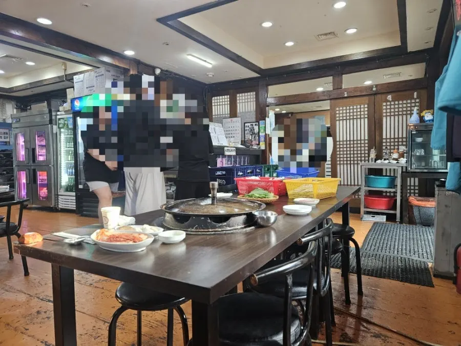 Interior Pujutgan Saenggogi-jeom dengan pintu geser bermotif kotak-kotak