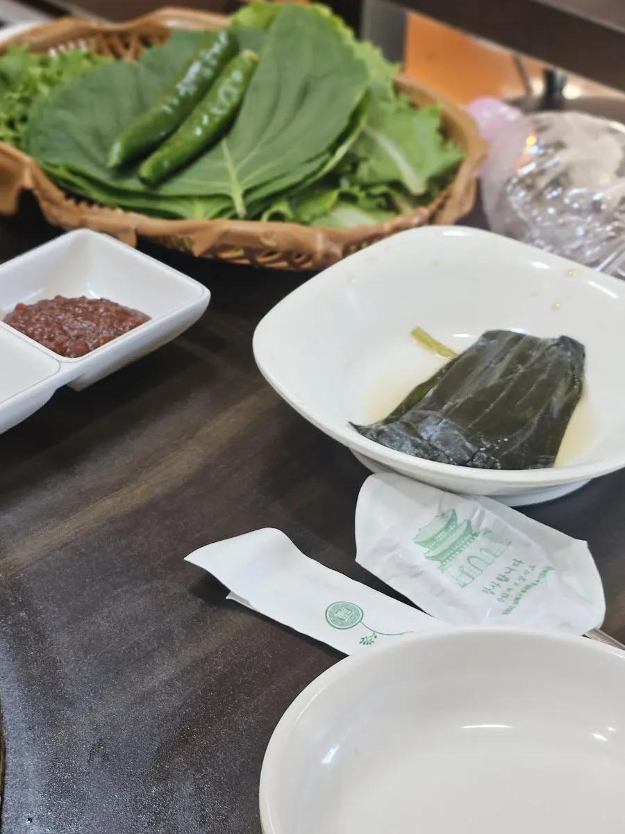 Lauk pendamping myeongi-namul dan salad selada