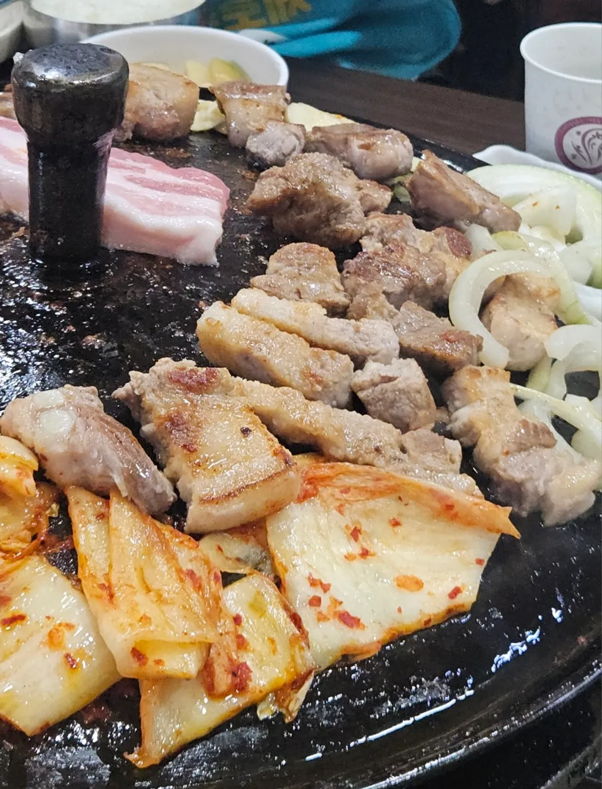 Handon tebal penuh sari daging yang dipanggang staf