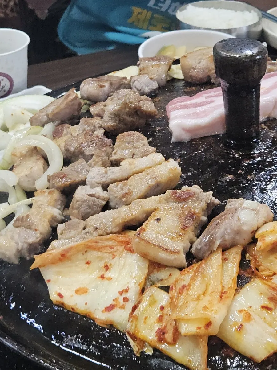 Kimchi yang dipanggang bersama daging