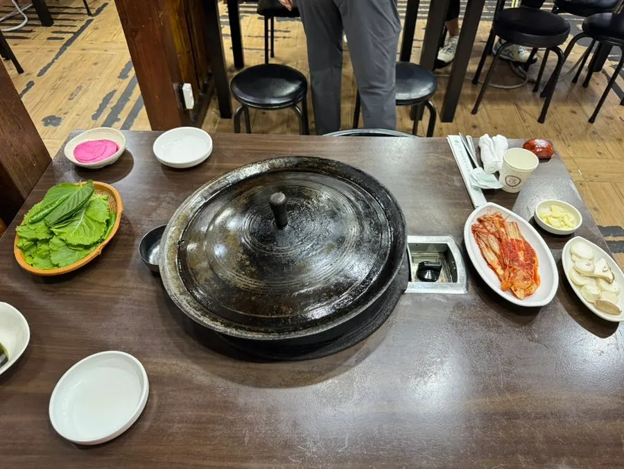 Spacious interior of Pujutgan Saenggogi-jeom