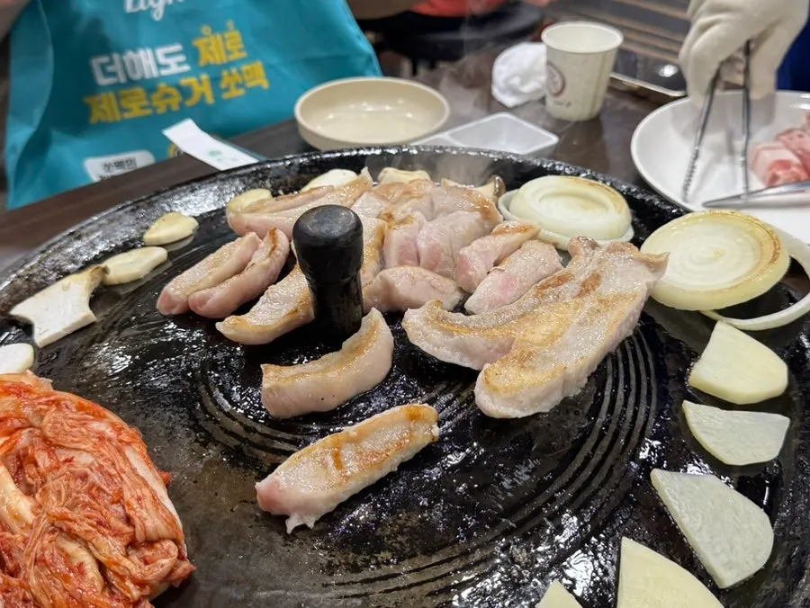 Meat on the cauldron lid, cooked halfway