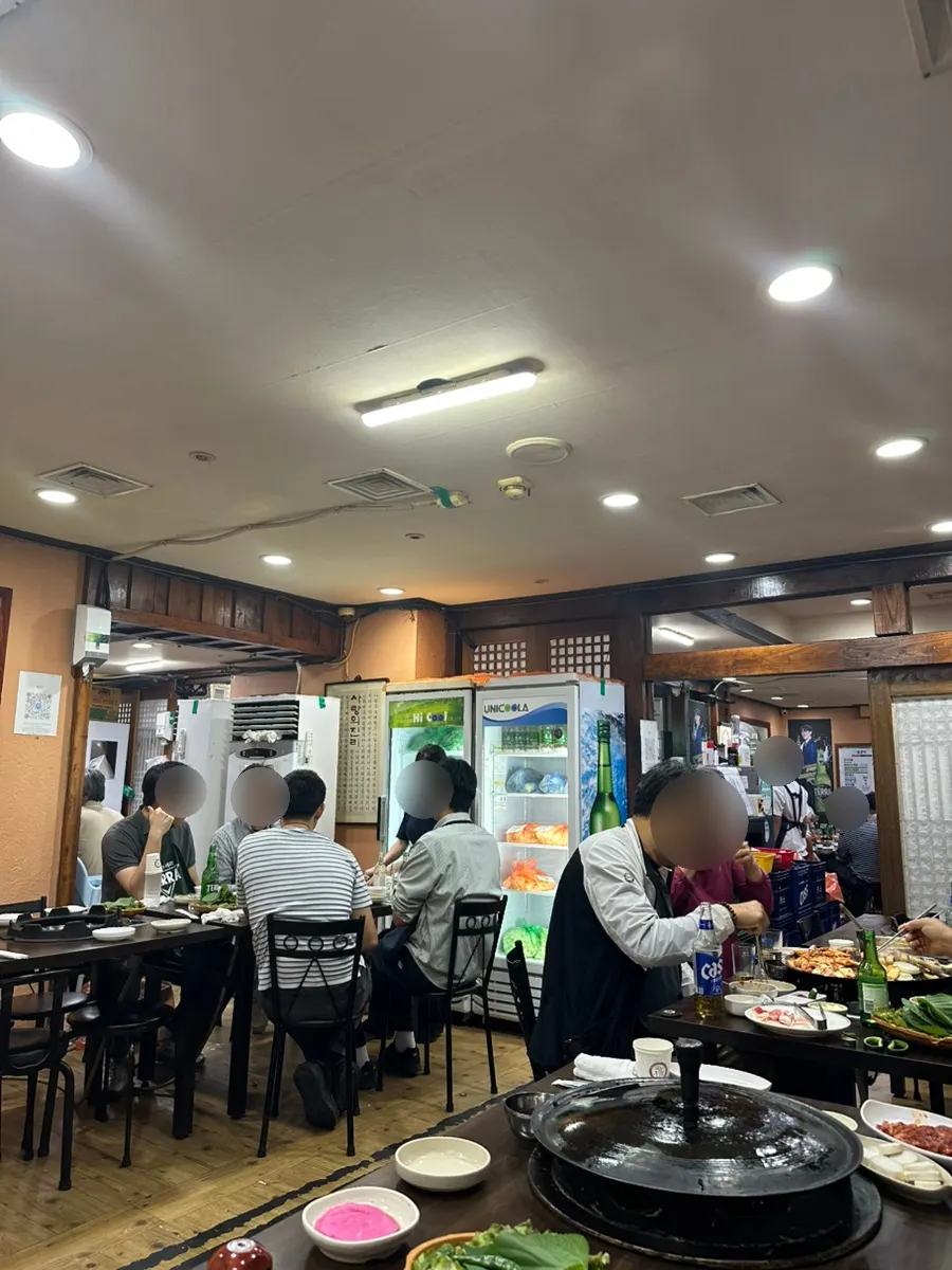 테이블 간격이 넓은 푸줏간생고기점 내부 홀