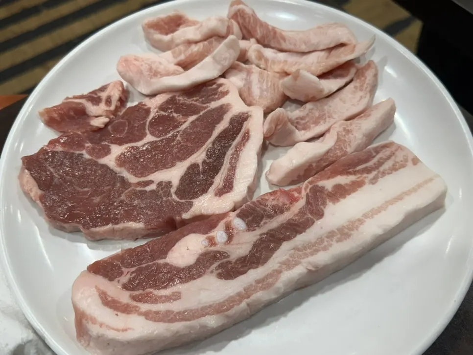 돼지고기와 소고기 부위가 적힌 메뉴판