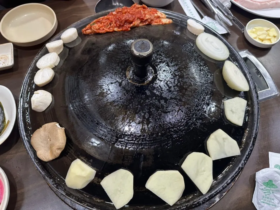 부위별 1인분씩 담겨 나온 생고기 접시