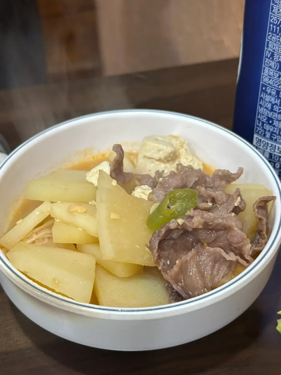 두부와 감자 고기가 든 무료 된장찌개