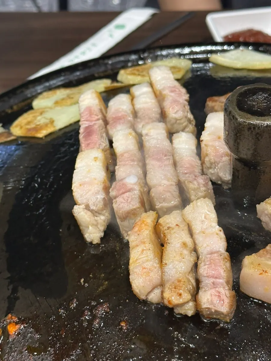 먹기 좋은 크기로 잘린 삼겹살과 목살