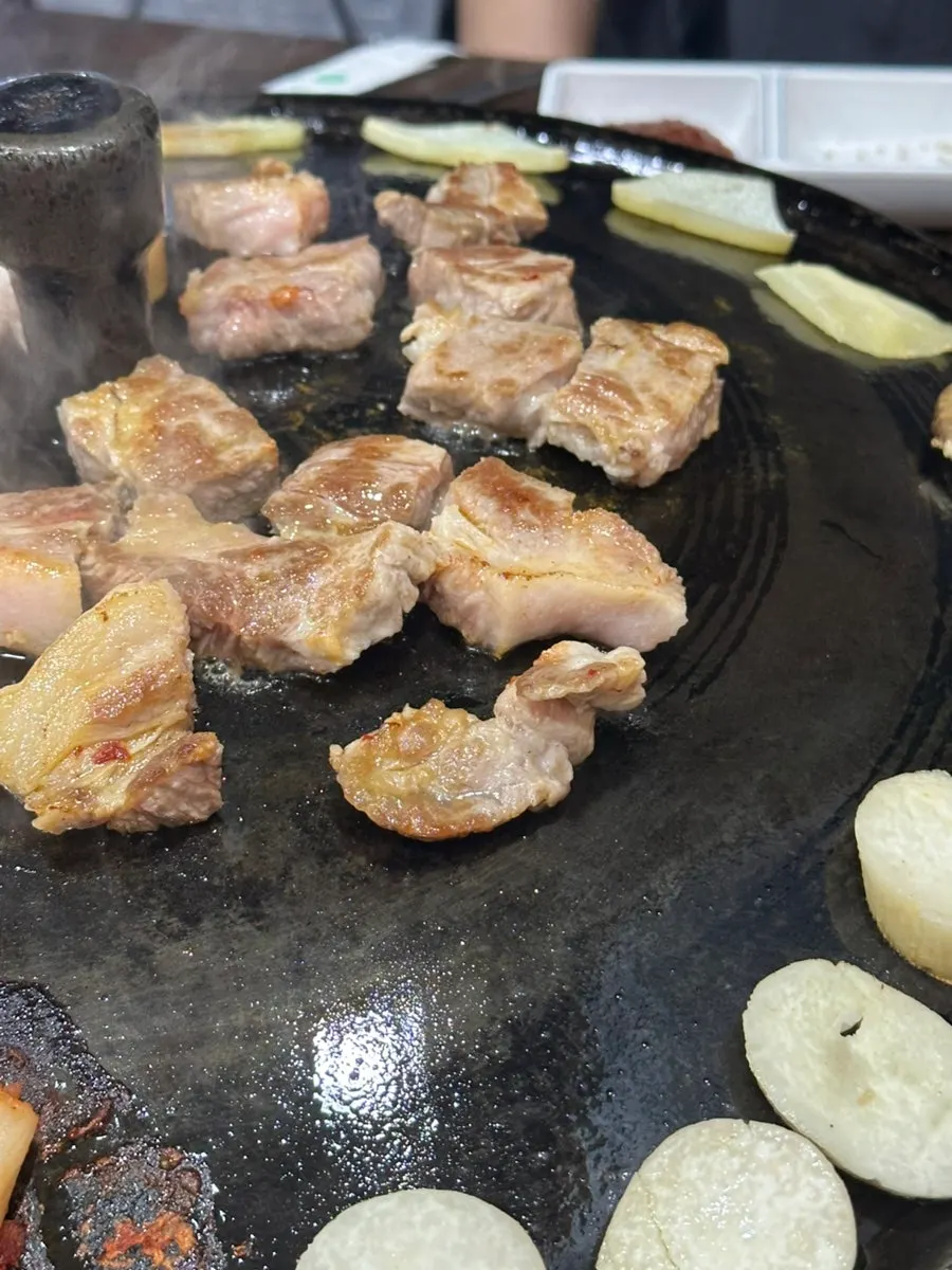 솥뚜껑 위에서 노릇하게 익는 생고기