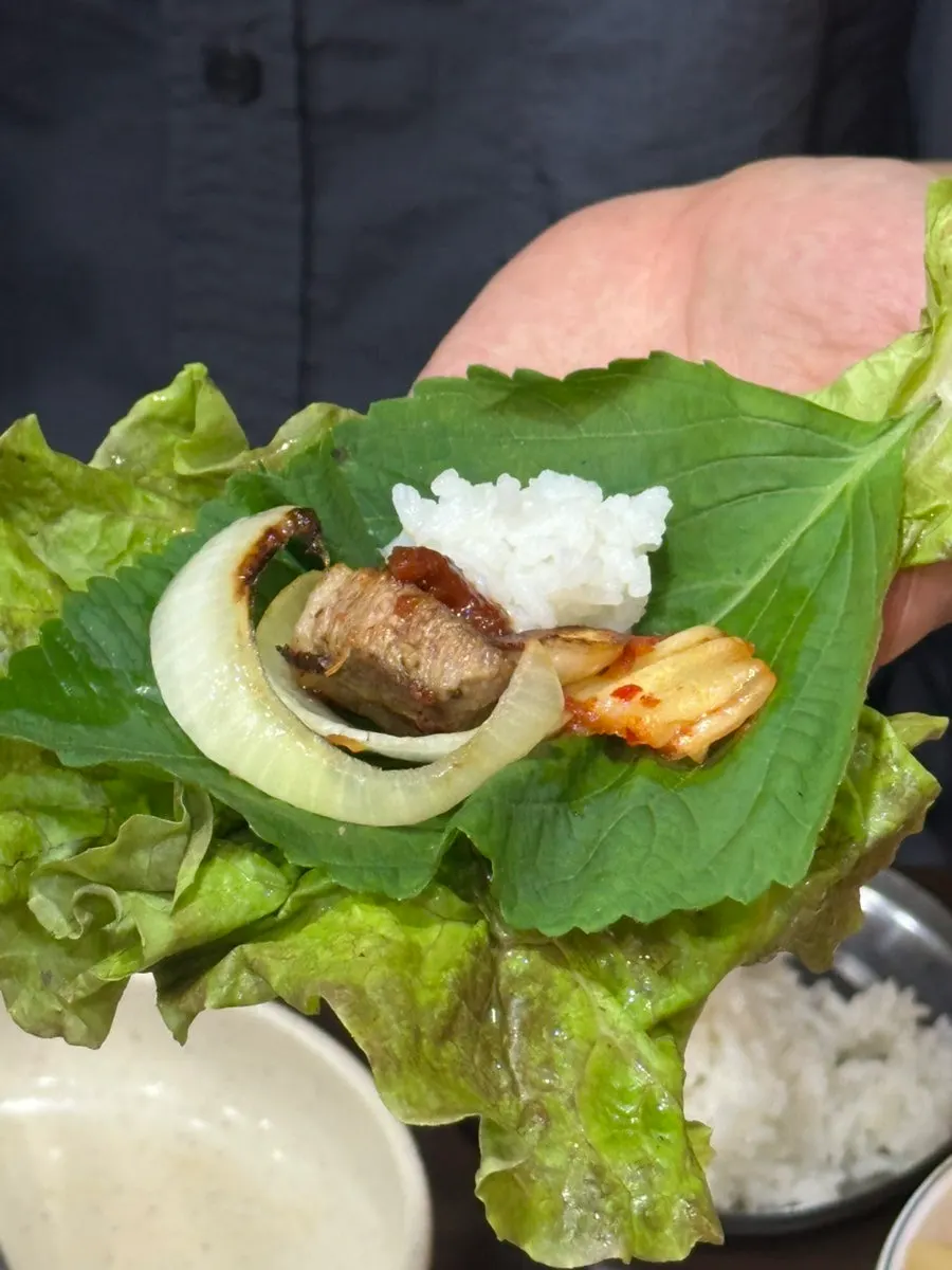 구운 고기와 밑반찬이 함께 놓인 고깃집 테이블