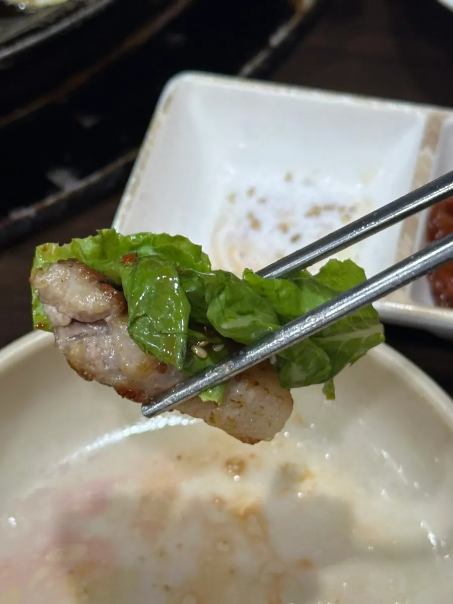 명이나물에 싸 먹는 구운 고기 한 점