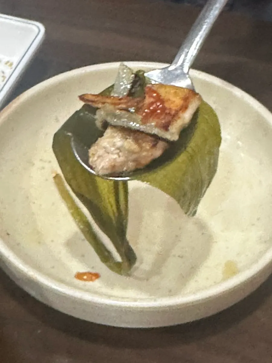 쌈채소에 고기와 반찬을 올린 쌈