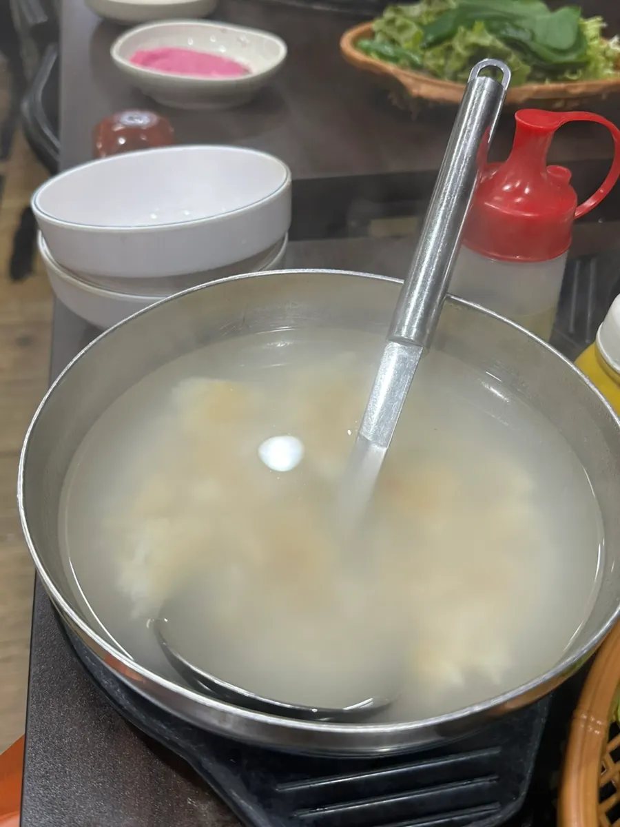 고기와 반찬 조합으로 싼 쌈 클로즈업