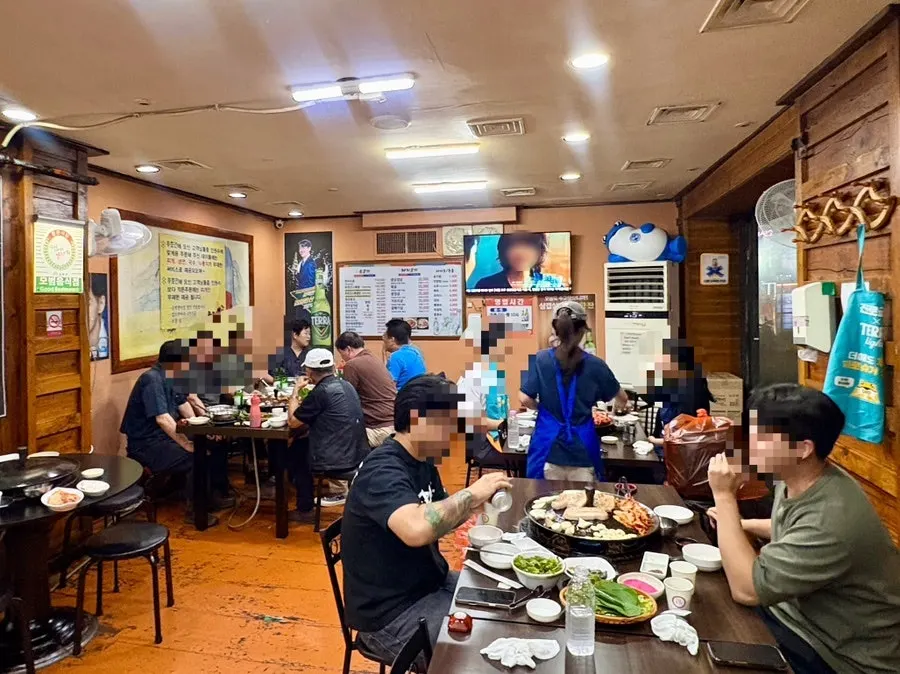 Interior of Pujutgan Saenggogi-jeom with a neighborhood BBQ atmosphere