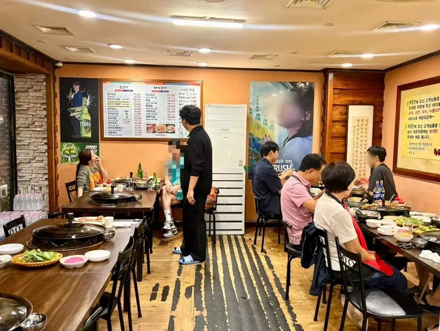Dining hall at Pujutgan Saenggogi-jeom full of customers