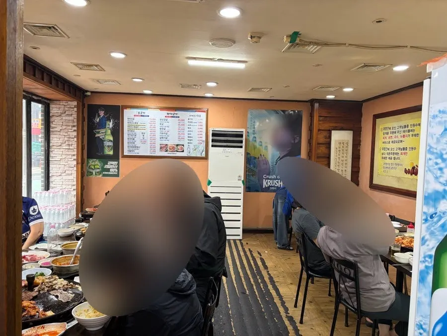 Dining hall of Pujutgan Saenggogi-jeom with many tables