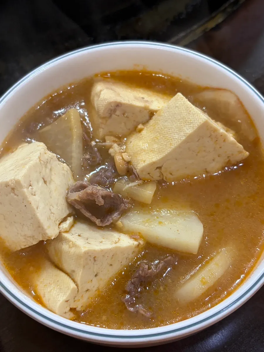 Free stew with meat and large chunks of tofu