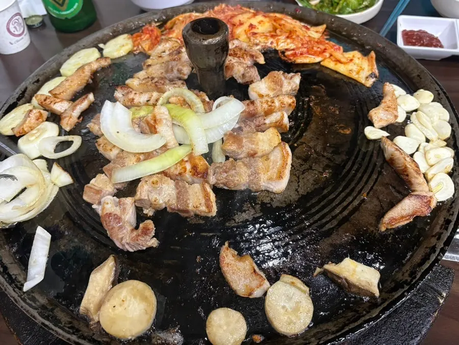 Grilled pork belly plated together with vegetables