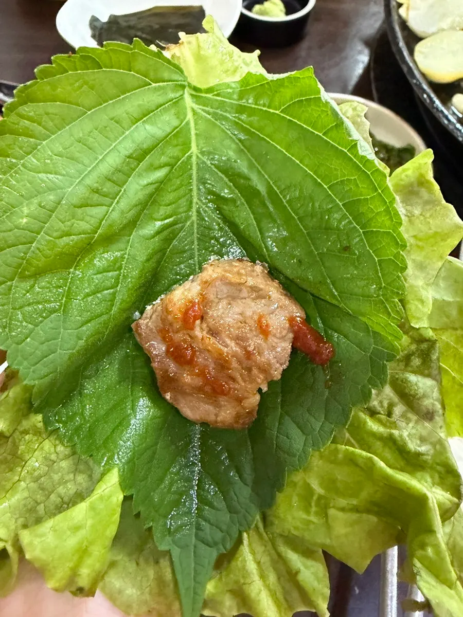 Raw meat from Pujutgan Saenggogi-jeom eaten wrapped with lettuce
