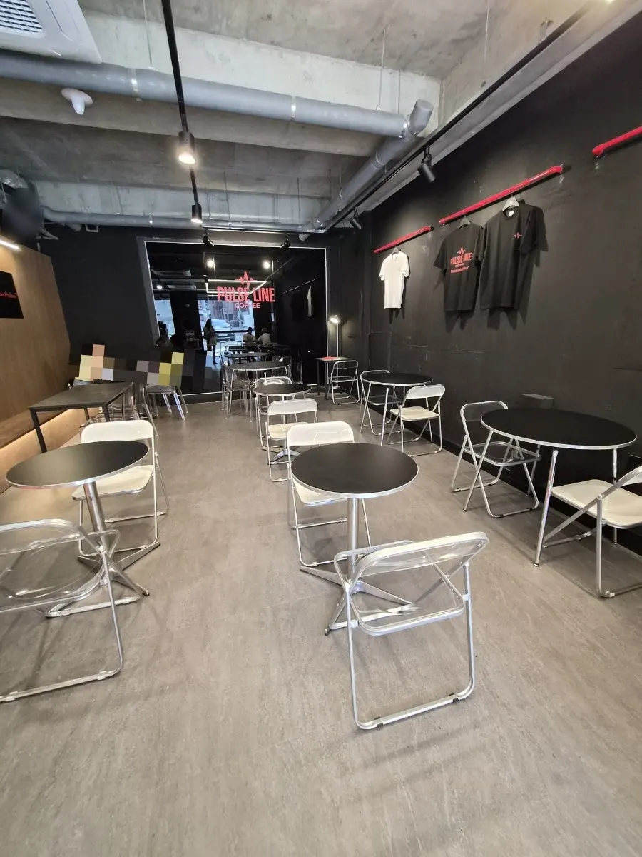 펄스라인커피 2인석과 단체석 테이블