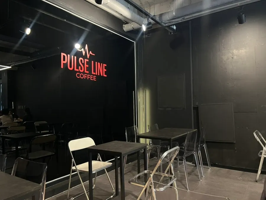 2~4인용 테이블이 놓인 펄스라인커피 좌석