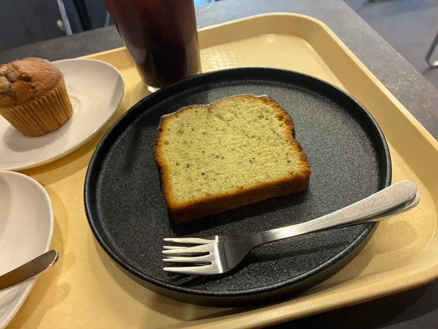 아이스아메리카노와 카페 공간