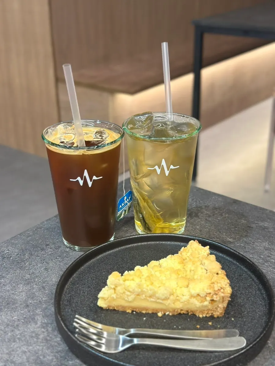 Iced peppermint tea and iced americano