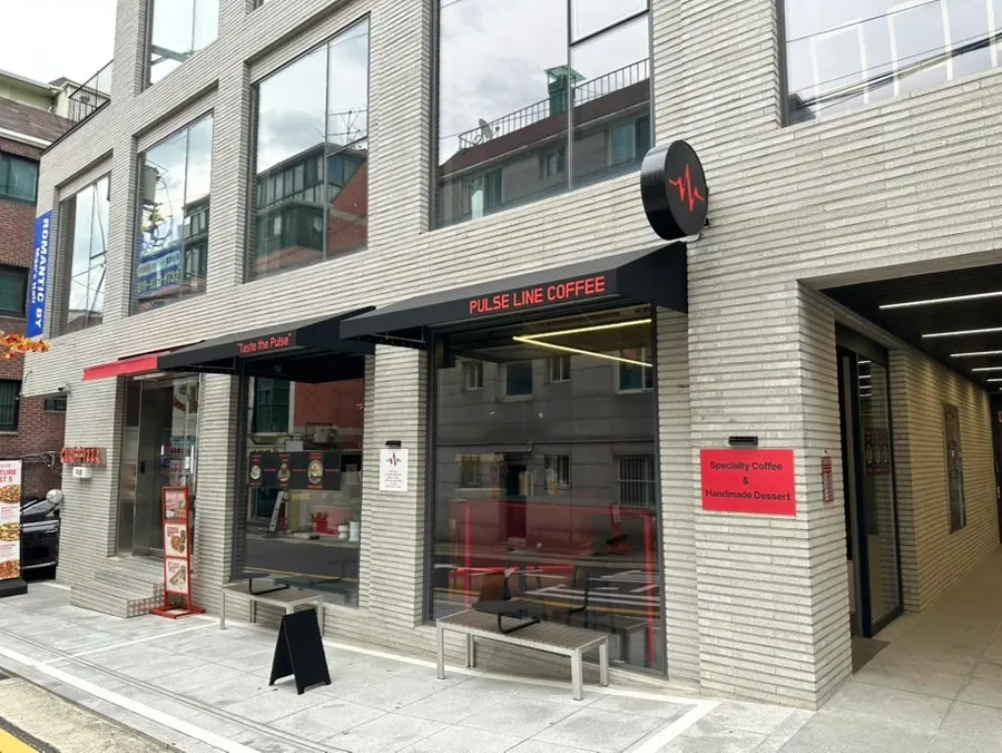 Exterior of Pulse Line Coffee in the Sharosu-gil alley