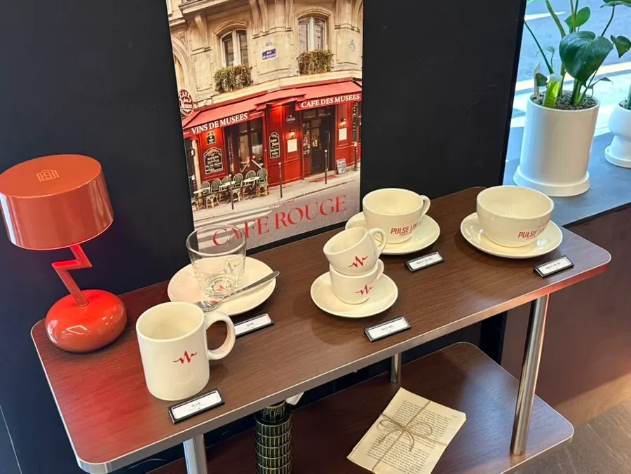 Displayed mugs and espresso cups