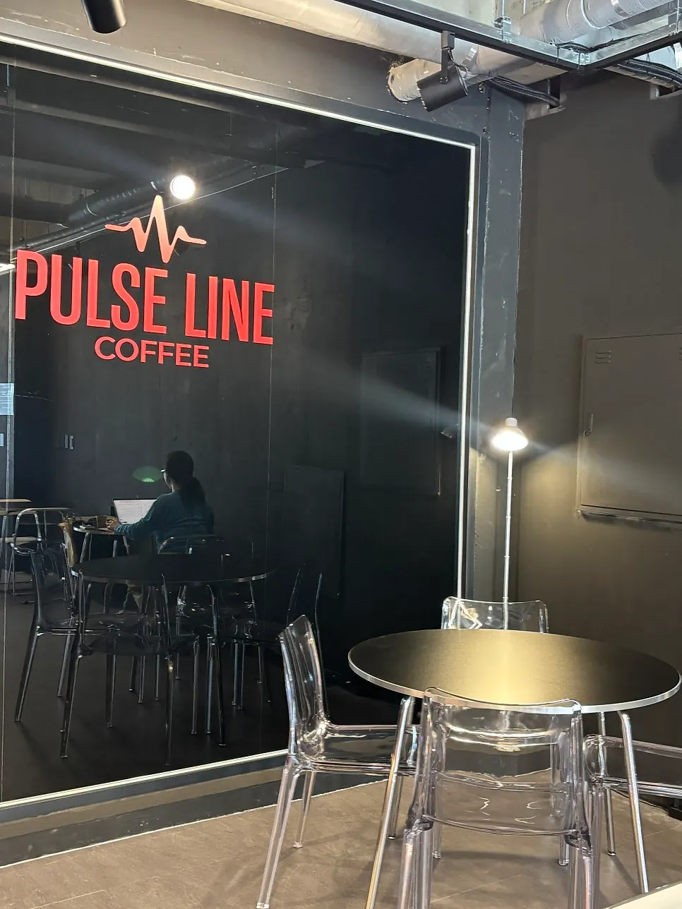 Pulse Line Coffee table seating with generous spacing