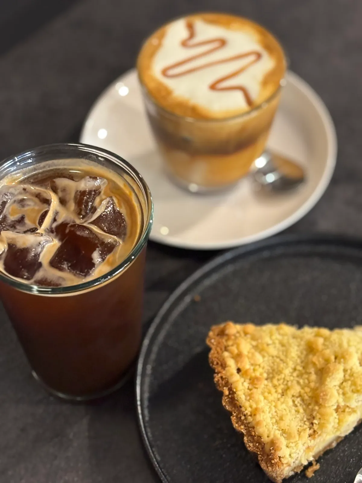 Table with laineschperner, iced Americano, and handmade crumble pie