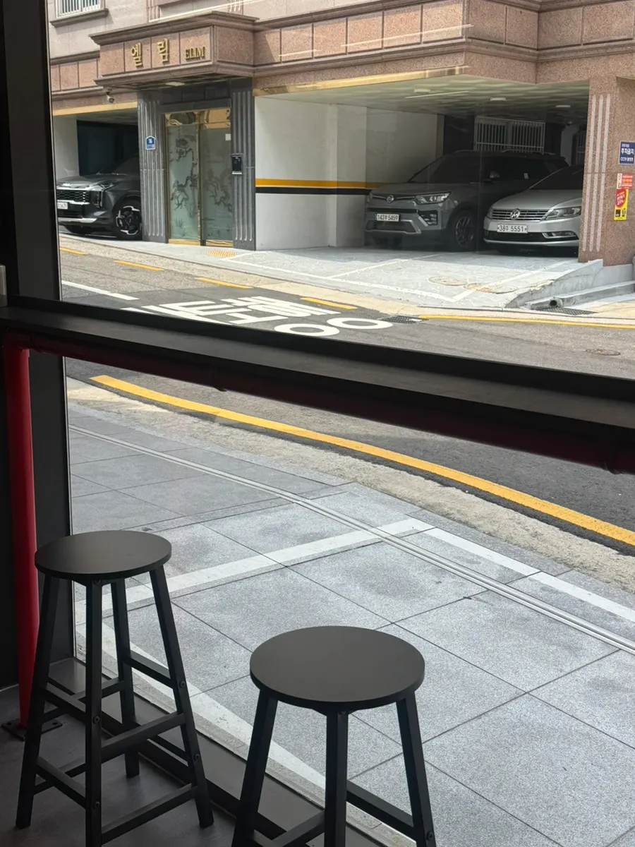 1-2인석과 통창 바테이블이 있는 카페 내부 좌석