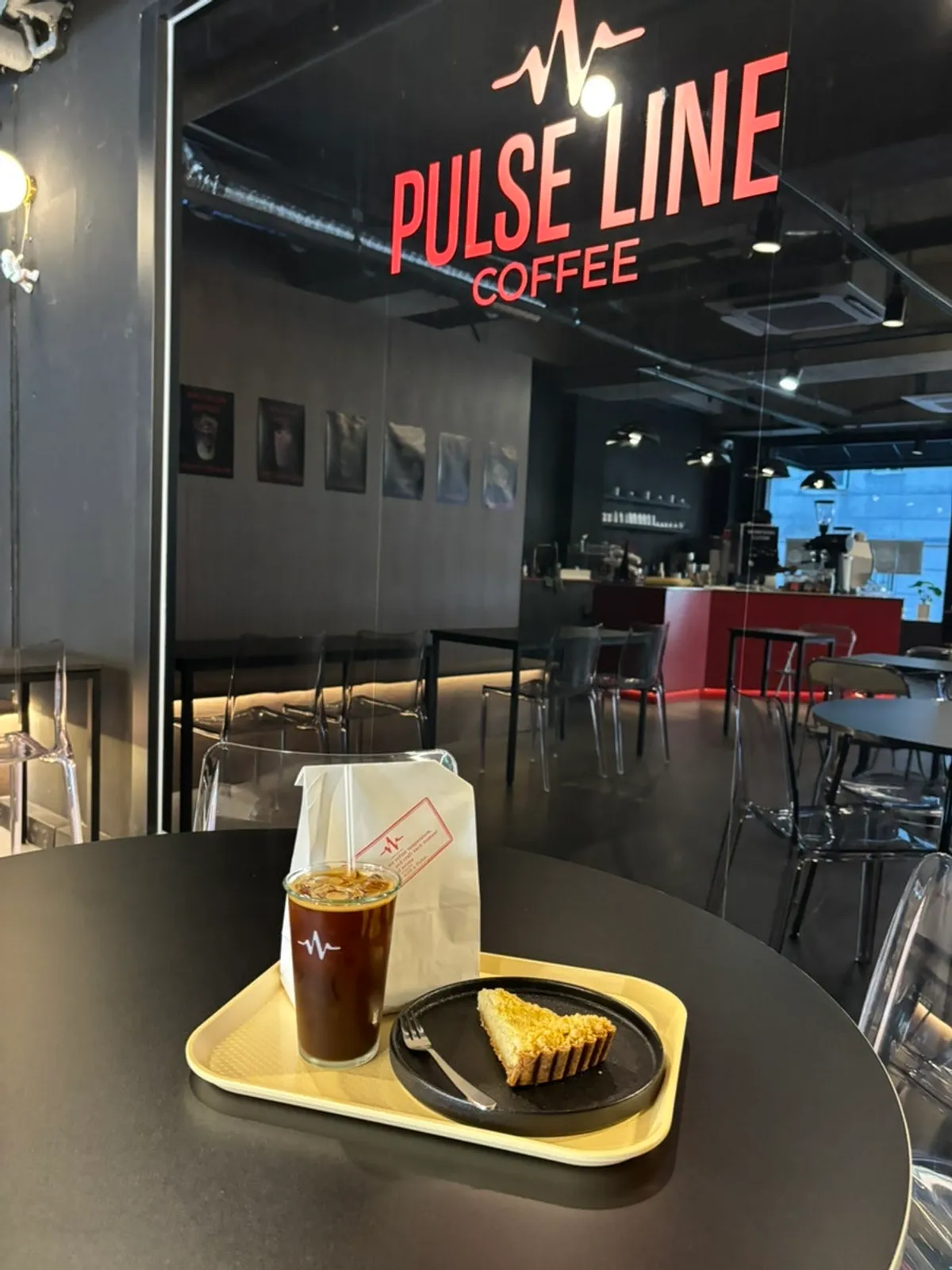 Exterior of Pulse Line Coffee in a Sharosu-gil alley
