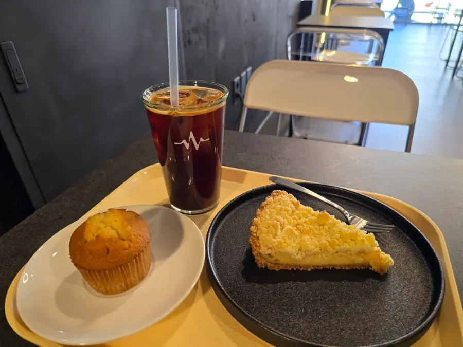 아이스아메리카노와 크럼블파이, 카라멜머핀 한 상