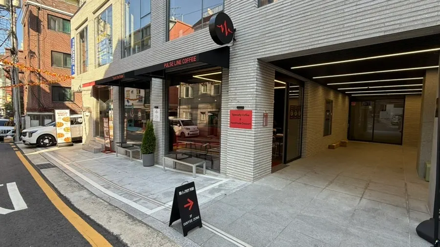 Café entrance view inside the Sharosu-gil alley