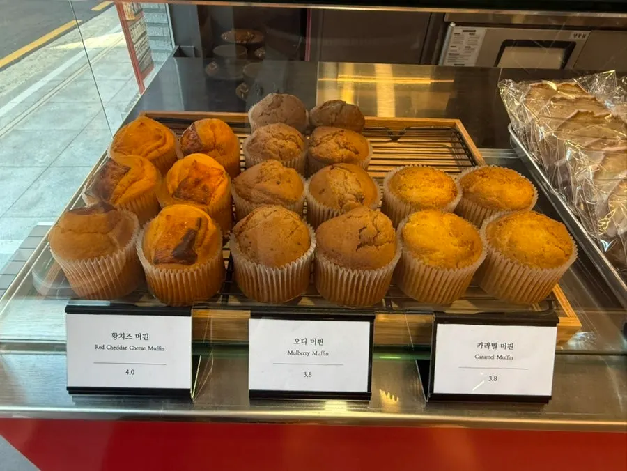 Brûlée pie and crumble pie on display