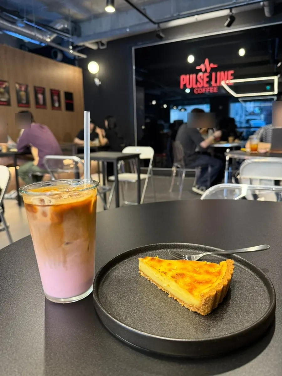 Table setting with the Pulse-nal Latte and brûlée pie