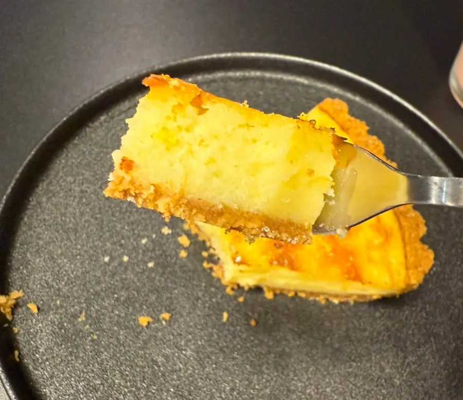Cross-section of the brûlée pie showing vanilla cream cheese filling