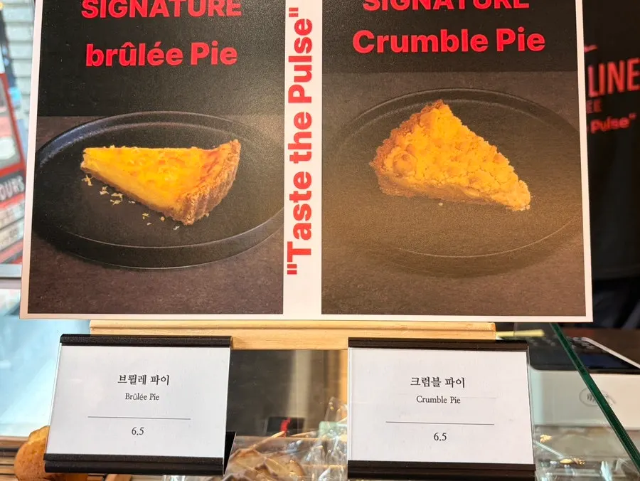 디저트가 진열된 쇼케이스