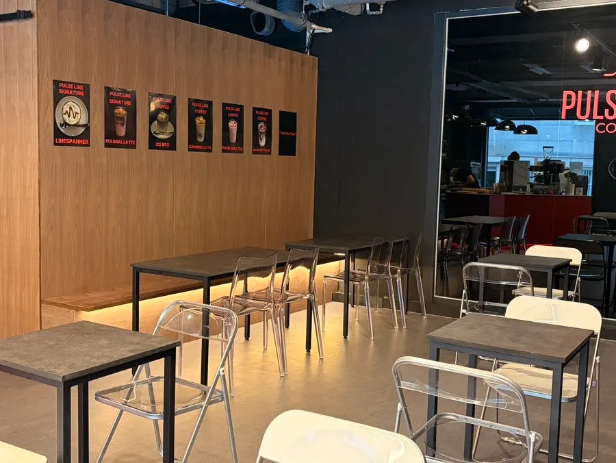 카페 바 주변 원두와 기물